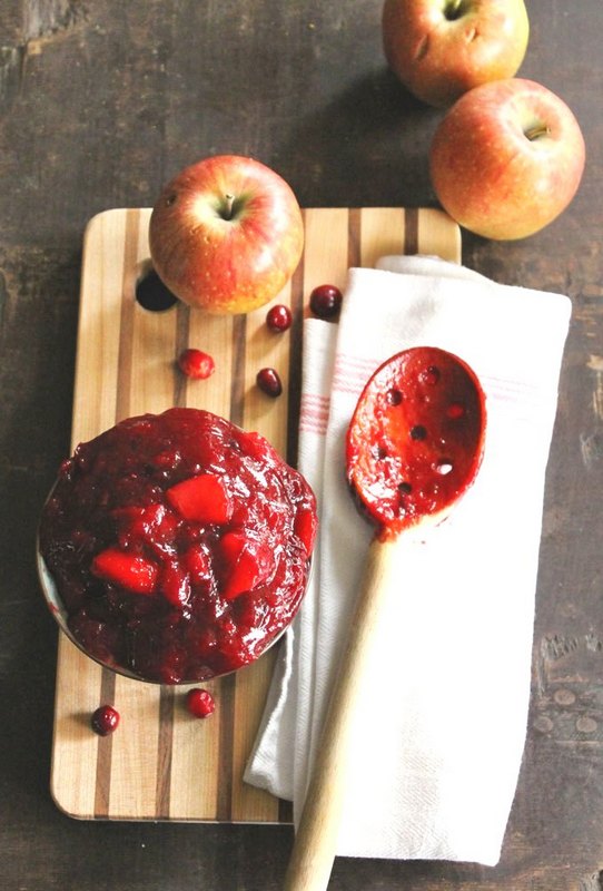spiced-apple-cranberry-sauce-with-rye-6803